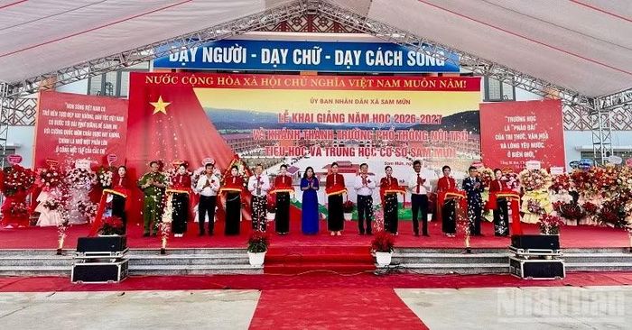 Đồng chí Lò Thị Minh Phượng, Phó Chủ tịch Thường trực Ủy ban Mặt trận Tổ quốc Việt Nam tỉnh Điện Biên, cùng cán bộ, học sinh xã Sam Mứn thực hiện nghi thức cắt băng khánh thành Trường phổ thông nội trú liên cấp tại xã Sam Mứn. (Ảnh: LÊ LAN)