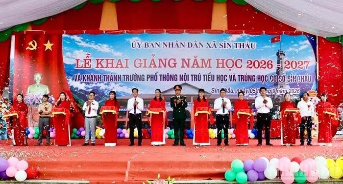 Đại tá Trịnh Đức Thiêm, Chỉ huy trưởng Bộ Chỉ huy quân sự tỉnh Điện Biên cùng các đồng chí lãnh đạo xã Sín Thầu, nhân dân, học sinh xã Sín Thầu thực hiện nghi thức cắt băng khánh thành Trường phổ thông nội trú liên cấp tại xã Sín Thầu. (Ảnh: LÊ LAN)