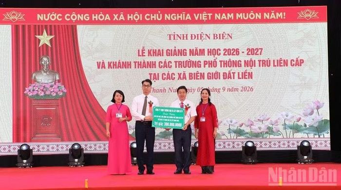 Ông Bùi Anh Tiến, Phó Tổng Giám đốc Tổng công ty Thương mại-Xây dựng số 6 Điện Biên trao quà tặng thầy, trò Trường phổ thông nội trú liên cấp Thanh Nưa. (Ảnh: LÊ LAN)