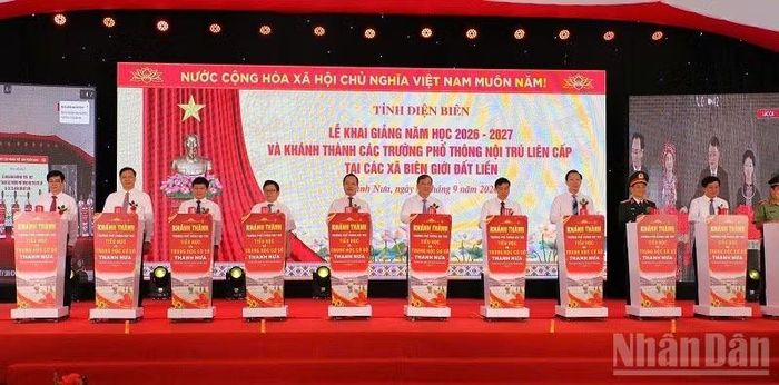 Đồng chí Phó Thủ tướng Thường trực Phạm Gia Túc cùng đại biểu là lãnh đạo các bộ, ngành, tỉnh Điện Biên ấn nút khánh thành Trường phổ thông nội trú liên cấp Thanh Nưa. (Ảnh: LÊ LAN)