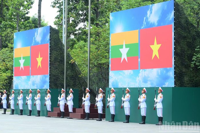 Nghi thức chào cờ tại Lễ đón.