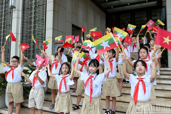  Các cháu thiếu nhi Hà Nội chào mừng Tổng thống nước Cộng hòa Liên bang Myanmar Min Aung Hlaing và Phu nhân Kyu Kyu Hla thăm chính thức Việt Nam﻿. 