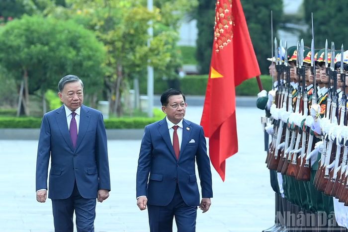Tổng Bí thư, Chủ tịch nước Tô Lâm và Tổng thống Myanmar Min Aung Hlaing duyệt Đội danh dự Quân đội nhân dân Việt Nam tại Lễ đón.