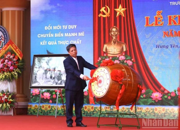 Thầy Phạm Văn Long, Hiệu trưởng nhà trường đánh trống khai giảng năm học mới. (Ảnh: MAI TÚ)
