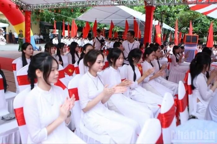Các em học sinh hồ hởi đón chào năm học mới. (Ảnh: MAI TÚ)