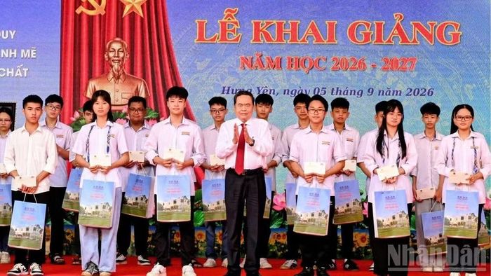 Chủ tịch Quốc hội Trần Thanh Mẫn trao quà cho học sinh xuất sắc và có hoàn cảnh khó khăn. (Ảnh: MAI TÚ)