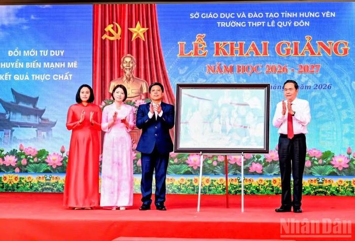 Chủ tịch Quốc hội Trần Thanh Mẫn trao tặng quà lưu niệm cho nhà trường. (Ảnh: MAI TÚ)