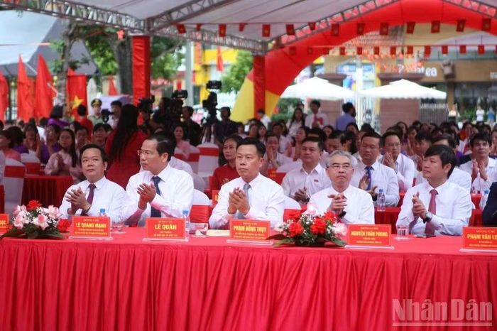 Các đại biểu Trung ương, địa phương tham dự lễ khai giảng. (Ảnh: MAI TÚ)