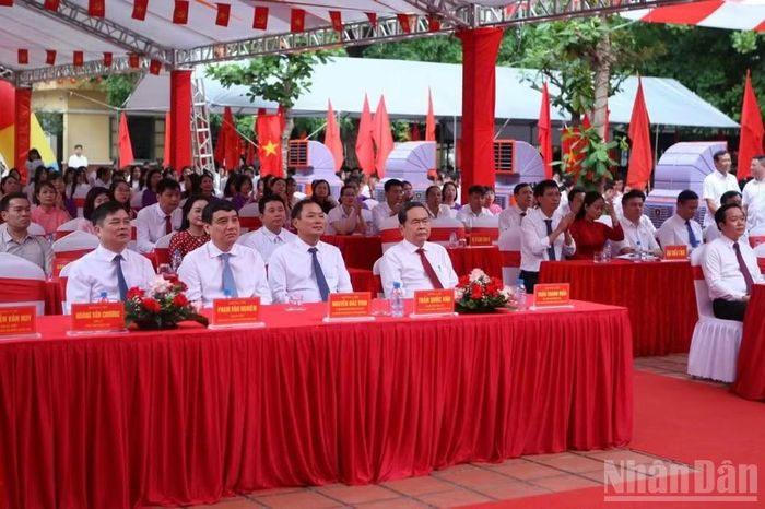 Chủ tịch Quốc hội Trần Thanh Mẫn cùng các đại biểu dự lễ khai giảng tại Trường trung học phổ thông Lê Quý Đôn. (Ảnh: MAI TÚ)