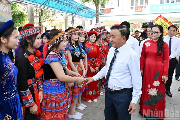 Thường trực Ban Bí thư Trần Cẩm Tú với các em học sinh Trường phổ thông dân tộc nội trú tỉnh Bắc Ninh tại lễ khai giảng.