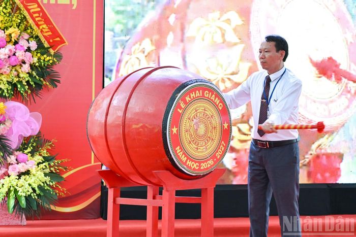 Hiệu trưởng Trường phổ thông dân tộc nội trú tỉnh Bắc Ninh Nguyễn Danh Bắc đánh trống khai giảng năm học 2026-2027.