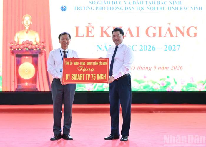 Bí thư Tỉnh ủy Bắc Ninh Nguyễn Hồng Thái trao quà tặng Trường phổ thông dân tộc nội trú tỉnh Bắc Ninh.