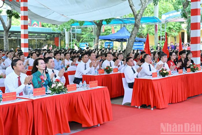 Thường trực Ban Bí thư Trần Cẩm Tú cùng các đại biểu dự Lễ khai giảng tại Trường phổ thông dân tộc nội trú tỉnh Bắc Ninh.