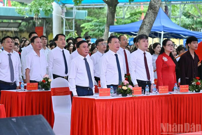 Thường trực Ban Bí thư Trần Cẩm Tú cùng các đại biểu thực hiện nghi lễ chào cờ tại lễ khai giảng.
