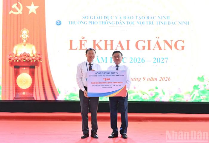 Thường trực Ban Bí thư Trần Cẩm Tú trao quà tặng Trường phổ thông dân tộc nội trú tỉnh Bắc Ninh.