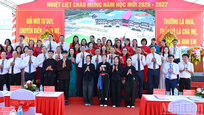 Thường trực Ban Bí thư Trần Cẩm Tú cùng các đại biểu và các em học sinh Trường phổ thông dân tộc nội trú tỉnh Bắc Ninh tại lễ khai giảng năm học 2026-2027.