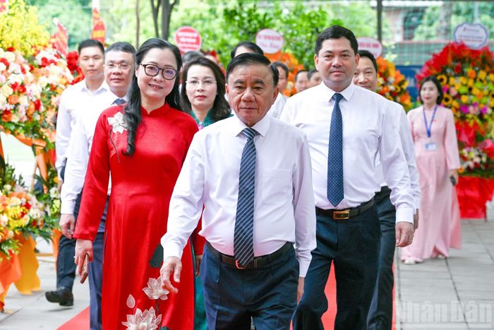 Thường trực Ban Bí thư Trần Cẩm Tú cùng các đại biểu tới dự Lễ khai giảng tại Trường phổ thông dân tộc nội trú tỉnh Bắc Ninh.