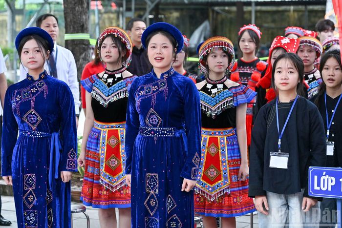 Các em học sinh Trường phổ thông dân tộc nội trú tỉnh Bắc Ninh thực hiện nghi lễ chào cờ tại lễ khai giảng.