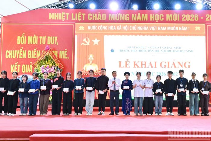 Thường trực Ban Bí thư Trần Cẩm Tú trao học bổng tặng các em học sinh Trường phổ thông dân tộc nội trú tỉnh Bắc Ninh.