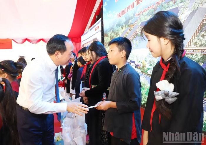 Đồng chí Trịnh Văn Quyết trao quà, học bổng cho các em học sinh nghèo vượt khó Trường phổ thông nội trú tiểu học và trung học cơ sở Thanh Thủy. (Ảnh: KHÁNH TOÀN)