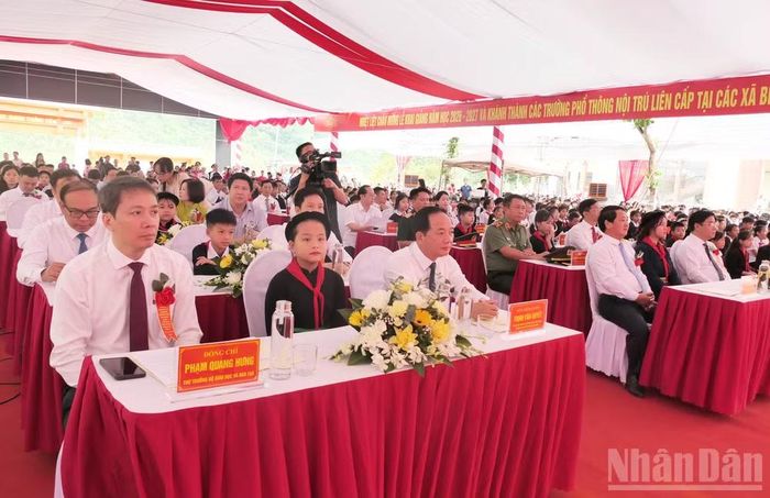 Các đồng chí lãnh đạo Trung ương và địa phương dự Lễ khai giảng năm học mới tại Trường phổ thông nội trú tiểu học và trung học cơ sở Thanh Thủy. (Ảnh: KHÁNH TOÀN)