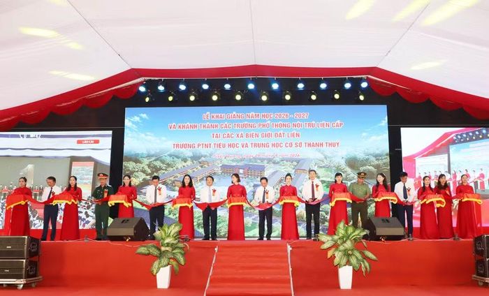 Đồng chí Trịnh Văn Quyết và lãnh đạo Bộ Giáo dục và Đào tạo, lãnh đạo tỉnh Tuyên Quang cắt băng khánh thành Trường phổ thông nội trú tiểu học và trung học cơ sở Thanh Thủy. (Ảnh: KHÁNH TOÀN)