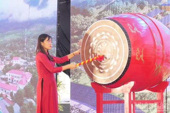 Lãnh đạo Trường phổ thông nội trú tiểu học và trung học cơ sở Thanh Thủy đánh trống khai giảng năm học mới. (Ảnh: KHÁNH TOÀN)