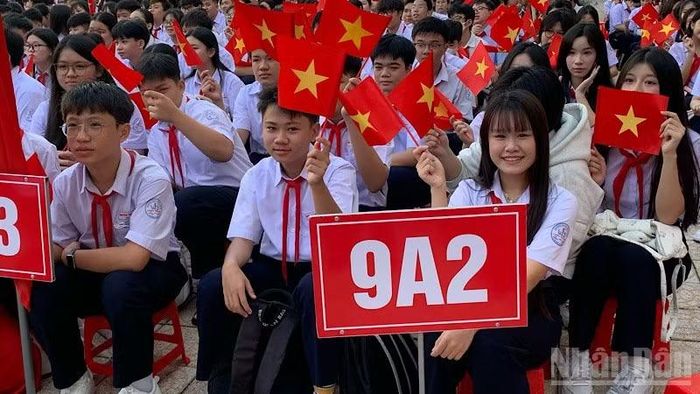 Học sinh Trường trung học cơ sở Lương Thế Vinh hào hứng khai giảng năm học mới. (Ảnh: THANH TÂM)