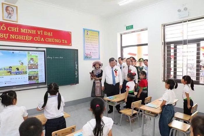 Phó Thủ tướng Thường trực Chính phủ Phạm Gia Túc thăm phòng học của học sinh tiểu học Trường phổ thông nội trú liên cấp Thanh Nưa. (Ảnh: LÊ LAN)