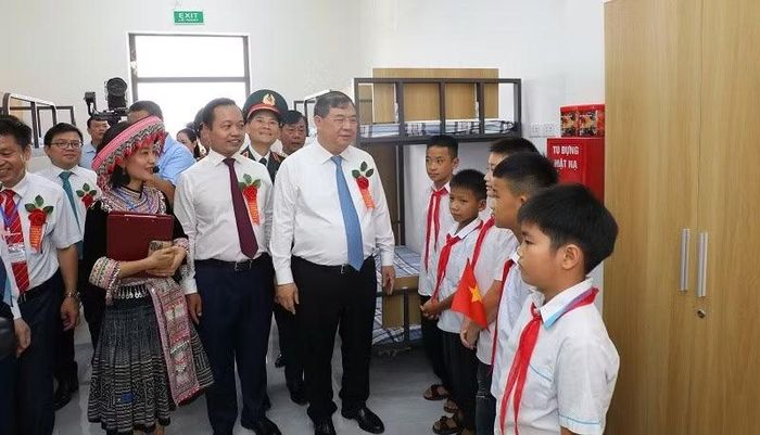 Phó Thủ tướng Thường trực Chính phủ Phạm Gia Túc thăm phòng ở nội trú của học sinh. (Ảnh: LÊ LAN)