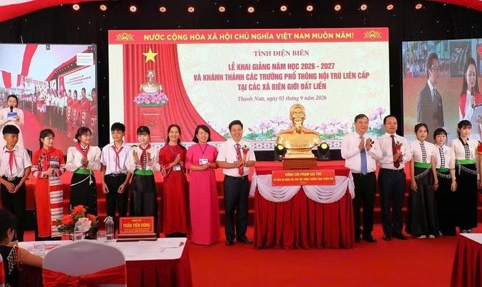 Phó Thủ tướng Thường trực Chính phủ Phạm Gia Túc gửi tặng thầy, trò Trường phổ thông nội trú liên cấp bức tượng chân dung Bác Hồ và gửi lời mong thầy, trò nhà trường thi đua dạy tốt-học tốt, đạt nhiều kết quả mới trong sự nghiệp "trồng người". (Ảnh: LÊ LAN)