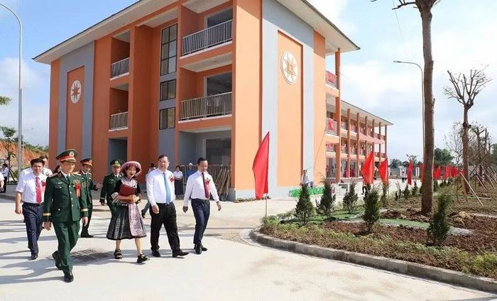 Phó Thủ tướng Thường trực Chính phủ Phạm Gia Túc thăm Trường phổ thông nội trú liên cấp Thanh Nưa. (Ảnh: LÊ LAN)