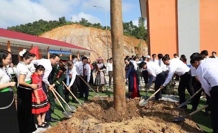  Phó Thủ tướng Thường trực Chính phủ Phạm Gia Túc cùng đại biểu trồng cây lưu niệm trong khuôn viên Trường phổ thông nội trú liên cấp﻿ Thanh Nưa. (Ảnh: LÊ LAN) 