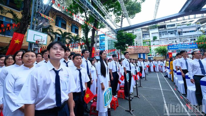Học sinh, giáo viên Trường trung học phổ thông Trần Khai Nguyên trang nghiêm thực hiện nghi thức Chào cờ, hát Quốc ca trong ngày khai giảng.