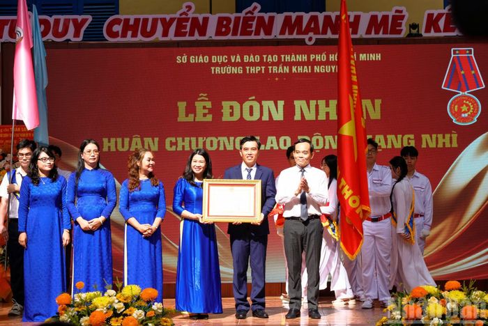 Đồng chí Trần Lưu Quang trao Huân chương Lao động hạng Nhì cho Trường trung học phổ thông Trần Khai Nguyên.