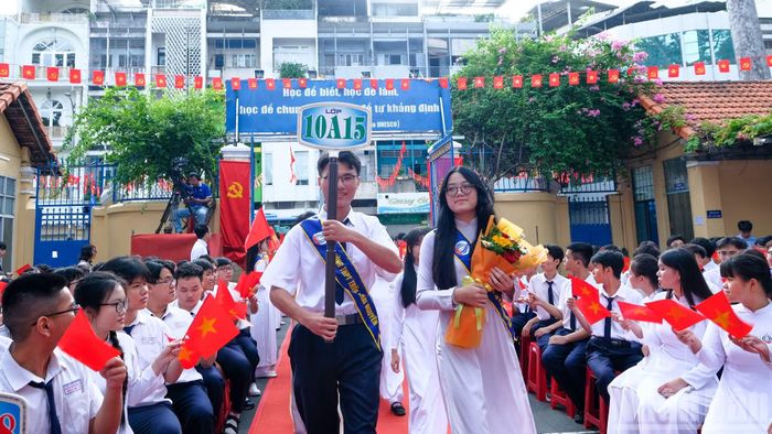 Học sinh Trường trung học phổ thông Trần Khai Nguyên, phường An Đông, Thành phố Hồ Chí Minh trong lễ khai giảng sáng 5/9.