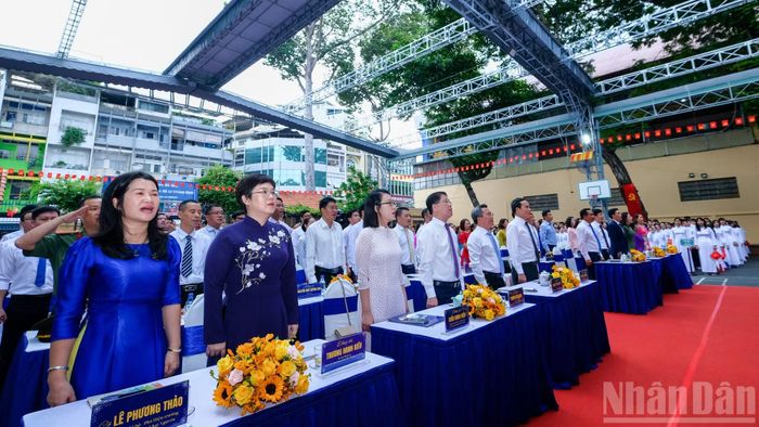 Học sinh, giáo viên Trường trung học phổ thông Trần Khai Nguyên trang nghiêm thực hiện nghi thức Chào cờ, hát Quốc ca trong ngày khai giảng.