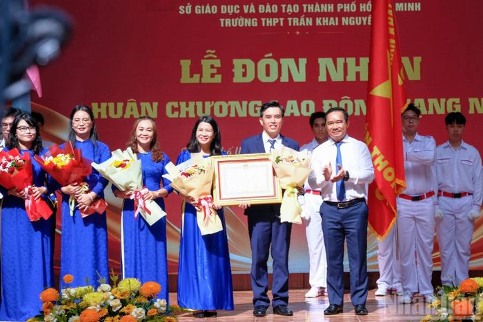 Đồng chí Nguyễn Văn Được tặng hoa chúc mừng Trường trung học phổ thông Trần Khai Nguyên vinh dự đón nhận phần thưởng cao quý.