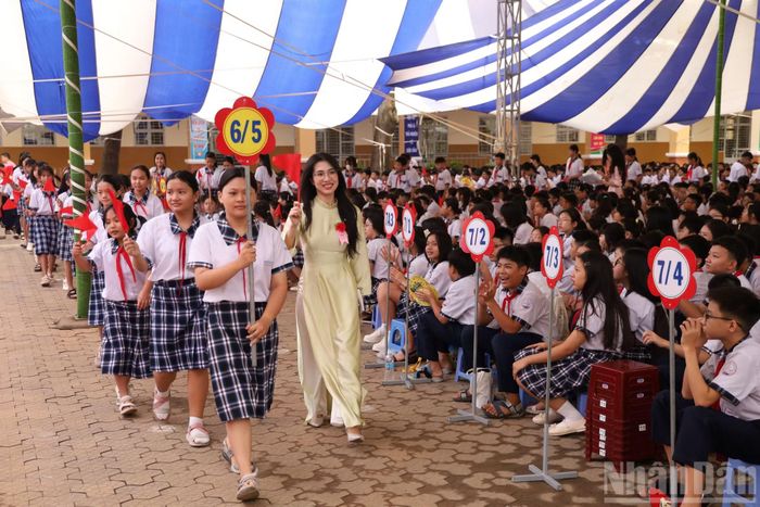 Giáo viên và học sinh Trường trung học cơ sở Đặng Tấn Tài phường Phước Long chào đón các học sinh lớp 6 đầu cấp tại Lễ khai giảng năm học mới. (Ảnh: QUANG QUÝ)
