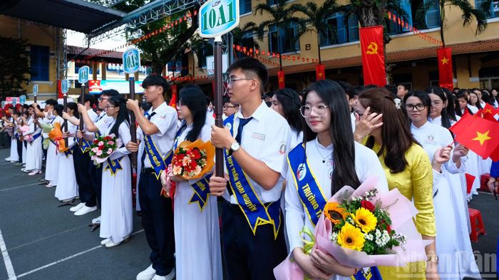 Học sinh Trường trung học phổ thông Trần Khai Nguyên, phường An Đông, Thành phố Hồ Chí Minh. trong lễ khai giảng sáng 5/9.