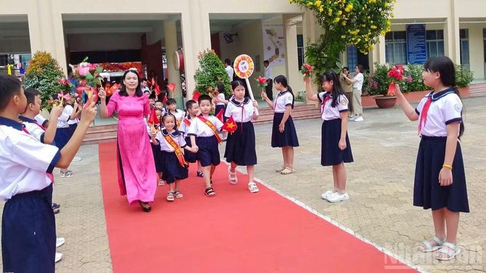 Hòa cùng không khí vui tươi ngày khai giảng năm học mới trên cả nước, giáo viên và học sinh Trường tiểu học Phước Long (phân hiệu 1) chào đón các em học sinh lớp 1 tại lễ khai giảng năm học mới. (Ảnh: QUANG QUÝ )