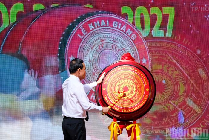 Bí thư Thành ủy Thành phố Hồ Chí Minh Trần Lưu Quang đánh trống khai giảng năm học mới tại Trường trung học phổ thông Trần Khai Nguyên.