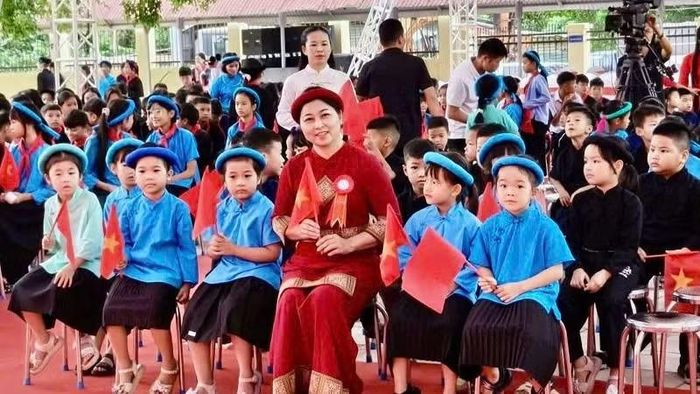 Niềm vui trong ngày khai giảng của cô trò Trường phổ thông nội trú tiểu học và trung học cơ sở Bình Liêu. (Ảnh: QUANG THỌ)