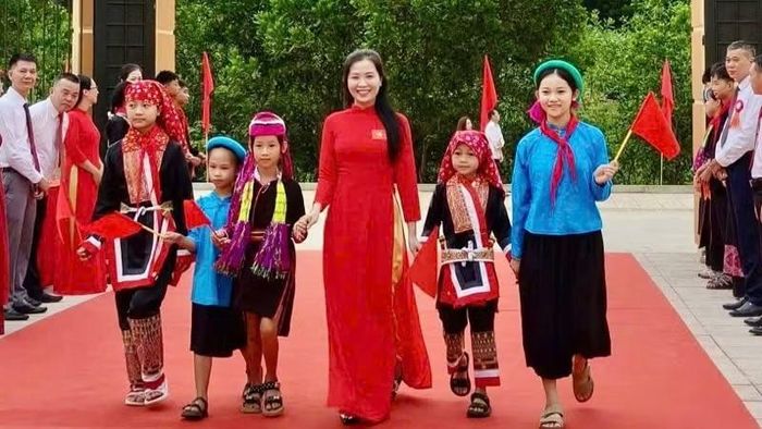 Niềm vui đến trường của cô trò Trường phổ thông nội trú tiểu học và trung học cơ sở Bình Liêu. (Ảnh: QUANG THỌ)