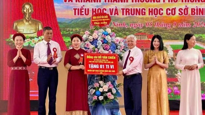 Phó Chủ tịch Thường trực Quốc hội Đỗ Văn Chiến tặng quà cho Trường phổ thông nội trú tiểu học và trung học cơ sở Bình Liêu. (Ảnh: QUANG THỌ)