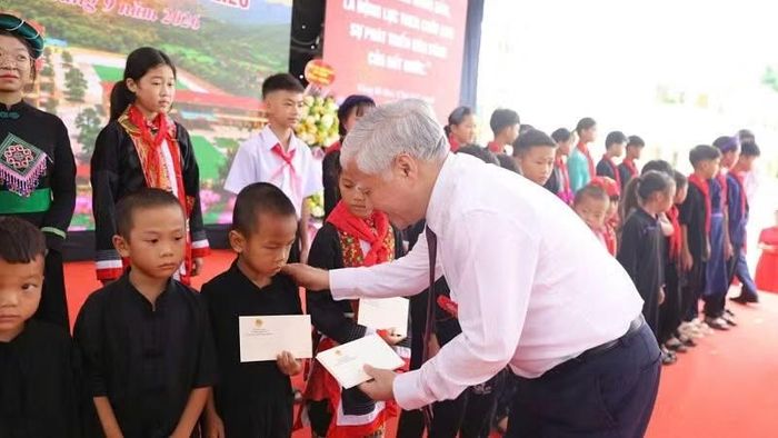 Phó Chủ tịch Thường trực Quốc hội Đỗ Văn Chiến tặng quà cho các cháu học sinh Trường phổ thông nội trú tiểu học và trung học cơ sở Bình Liêu. (Ảnh: QUANG THỌ)