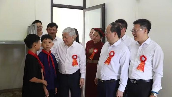 Phó Chủ tịch Thường trực Quốc hội Đỗ Văn Chiến và lãnh đạo thành phố Quảng Ninh tham quan cơ sở vật chất nhà trường và động viên các cháu học sinh bước vào năm học mới. (Ảnh: QUANG THỌ)