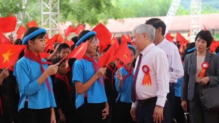 Phó Chủ tịch Thường trực Quốc hội Đỗ Văn Chiến trò chuyện và động viên các cháu học sinh bước vào năm học mới. (Ảnh: QUANG THỌ)