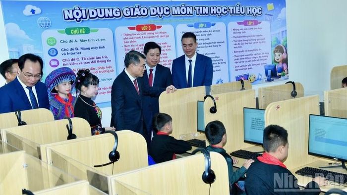 Thủ tướng Lê Minh Hưng thăm một phòng dạy tin học của Trường phổ thông nội trú tiểu học và trung học cơ sở Mường Khương. (Ảnh: THANH GIANG)
