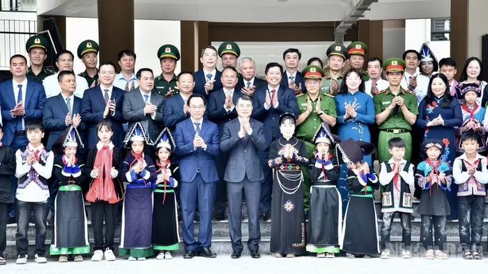 Thủ tướng Lê Minh Hưng, các đồng chí lãnh đạo với thầy cô giáo, học sinh Trường phổ thông nội trú tiểu học và trung học cơ sở Mường Khương. (Ảnh: THANH GIANG)